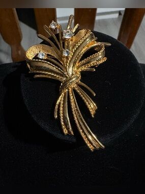 Vintage Avon Gold Tone Rhinestone Floral Spray Brooch 1991